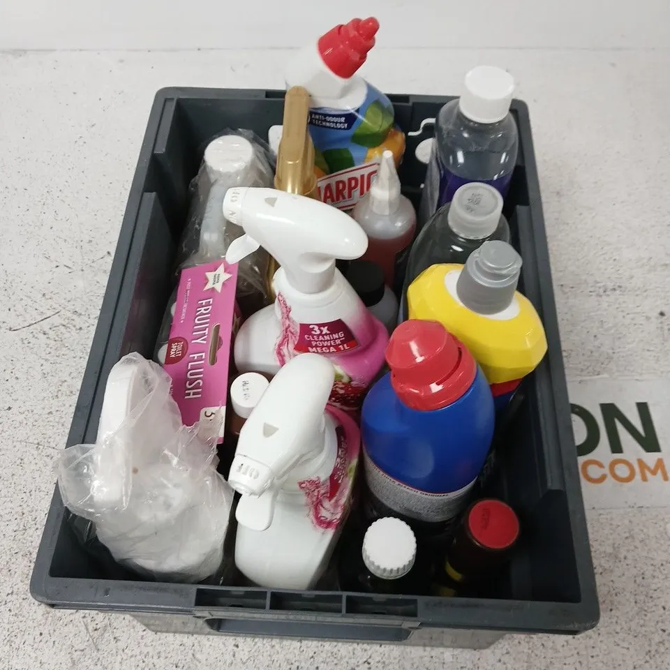 APPROXIMATELY 12 ASSORTED ITEMS INCLUDING MULTI PURPOSE CLEANER, BLEACH, HOUSEPLANT FOOD ETC. 