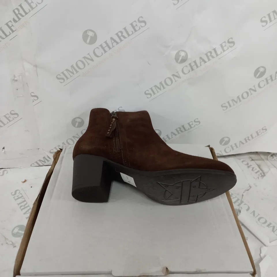 BOXED PAIR OF SKECHERS TAXI ZIP BOOTS IN CHOCOLATE SIZE 5.5