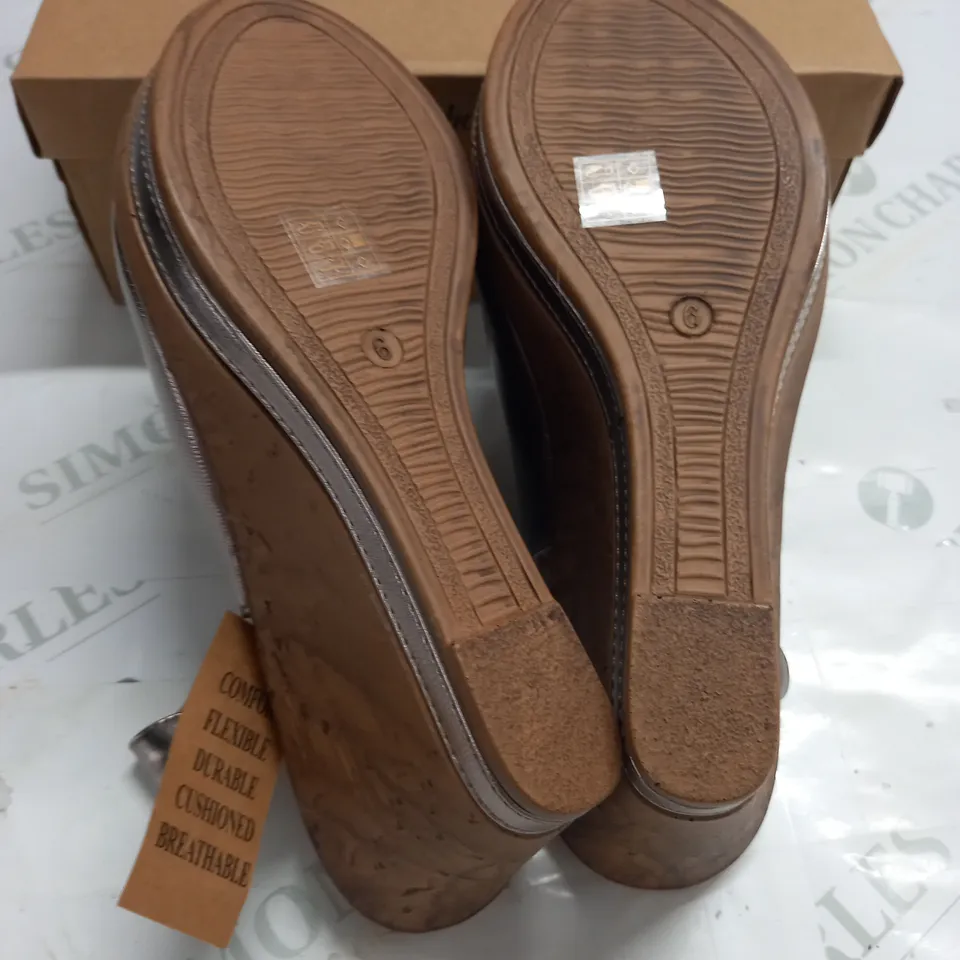 BOXED PAIR OF CUSHION WALK ONE TOUCH SNAKE WEDGE SHOES IN PEWTER - SIZE 6