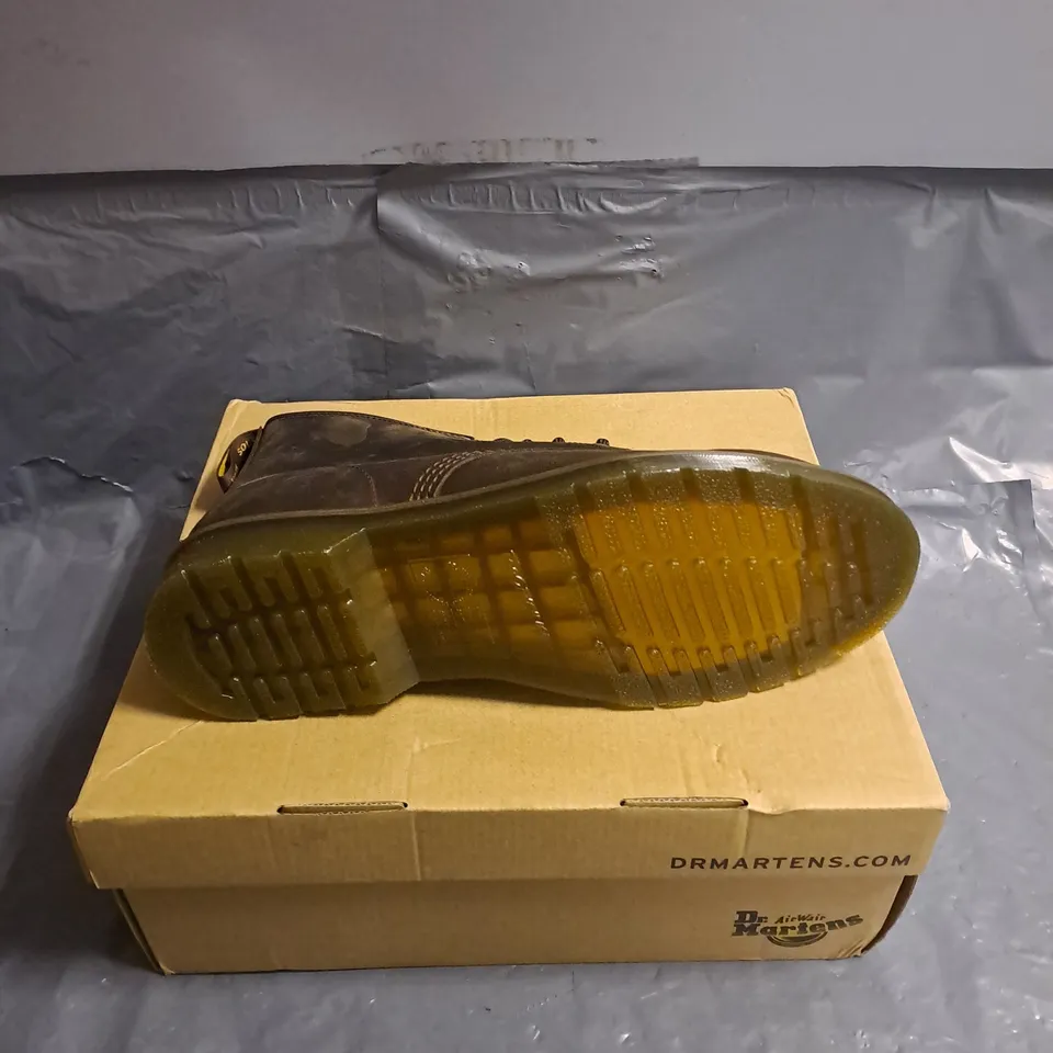 BOXED PAIR OF DR MARTENS CRAZY HORSE BOOTS IN DARK BROWN SIZE 9