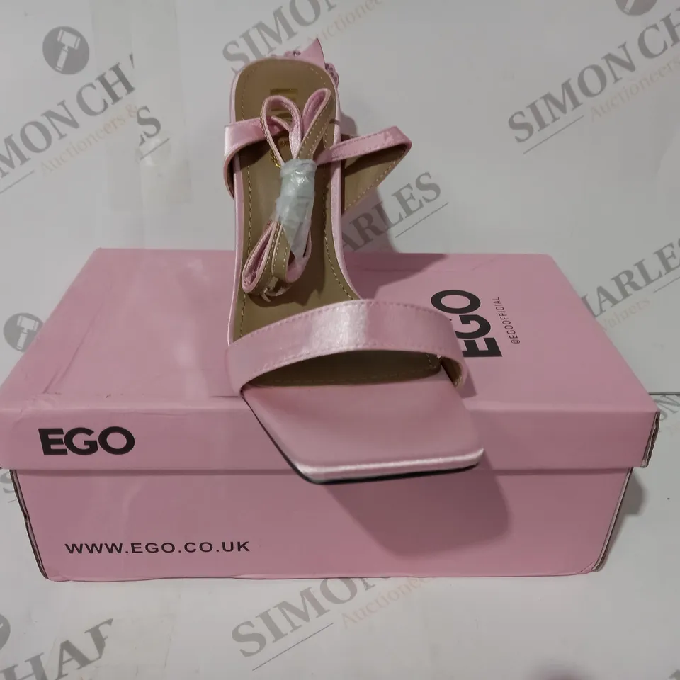 BOXED PAIR OF EGO OPEN TOE HEELED SHOES IN PINK W. FLORAL DETAIL UK SIZE 4