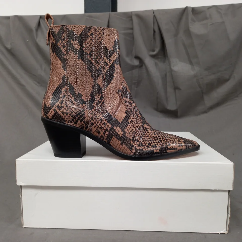 BOXED PAIR OF SOLEA FARES LEATHER ANKLE BOOTS IN TAUPE EU SIZE 37