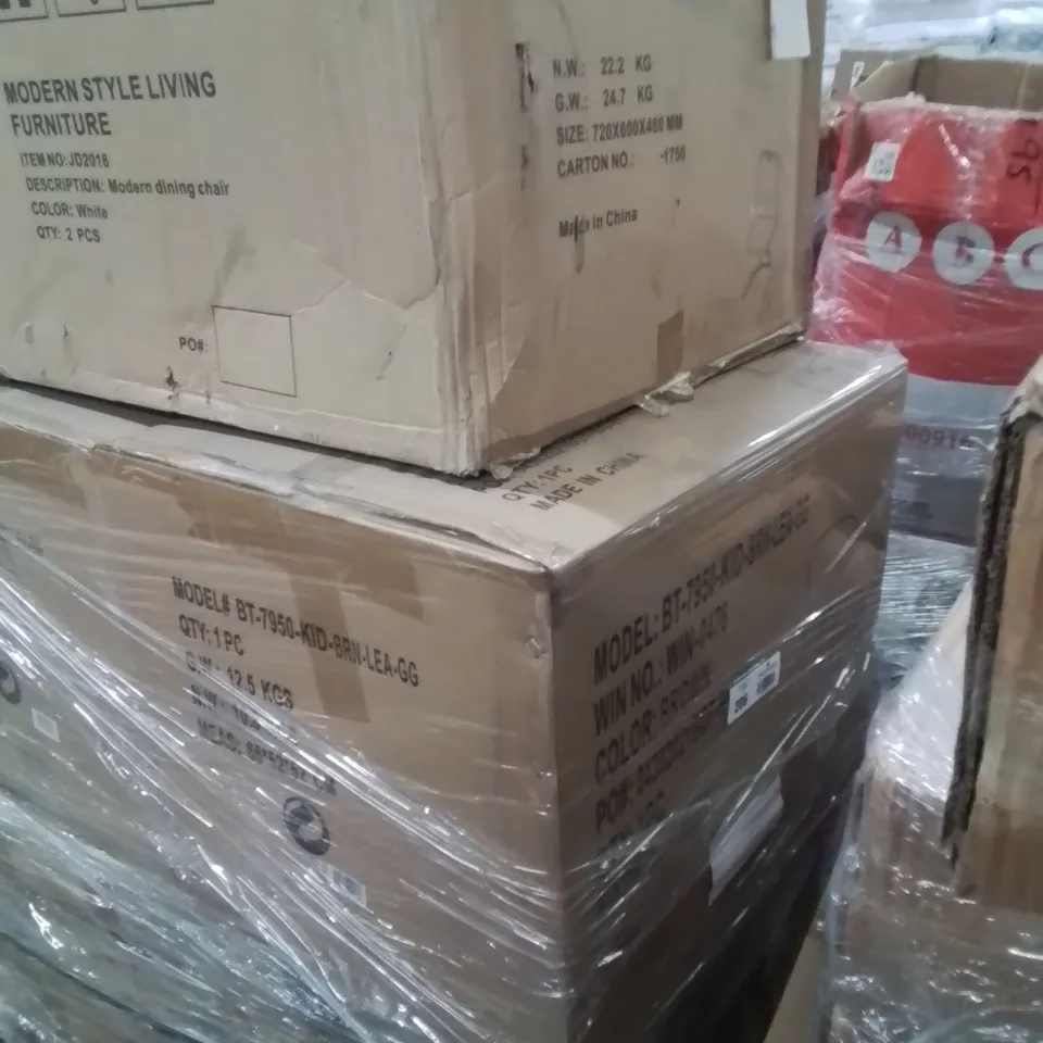 PALLET CONTAINING ASSORTED LOUNGE CHAIRS