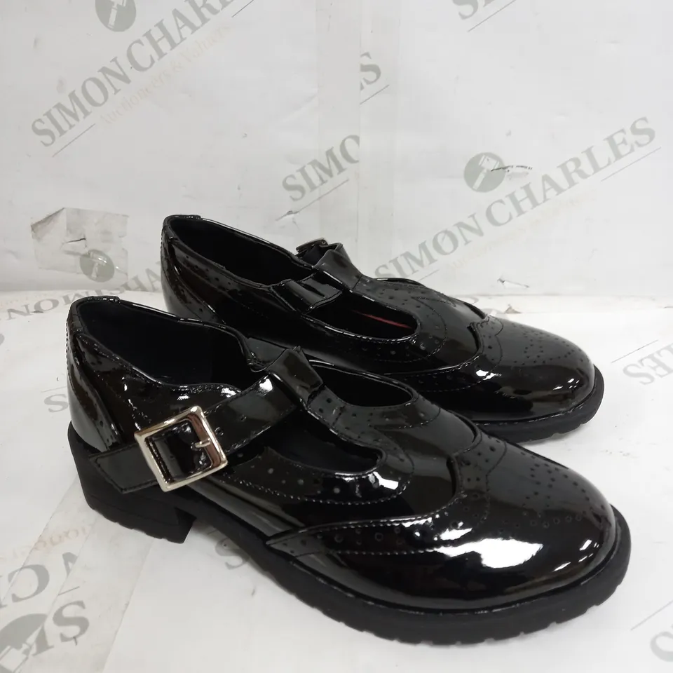 BOX OF APPROXIMATELY 5 ASSORTED SHOES TO INCLUDE SCHOOL SHOES, BLACK LOW TRAINERS, RED HEELS ETC