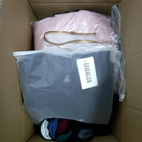 LOT OF ASSORTED CLOTHING ITEMS AND ACCESSORIES TO INCLUDE; T-SHIRTS, JUMPERS ETC