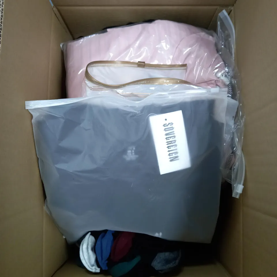 LOT OF ASSORTED CLOTHING ITEMS AND ACCESSORIES TO INCLUDE; T-SHIRTS, JUMPERS ETC