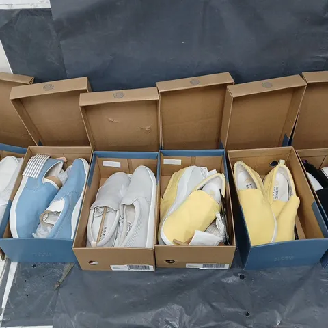 6 BOXED PAIRS OF VIONIC BEACH SHOES IN VARIOUS STYLES, SIZES, AND COLOURS 