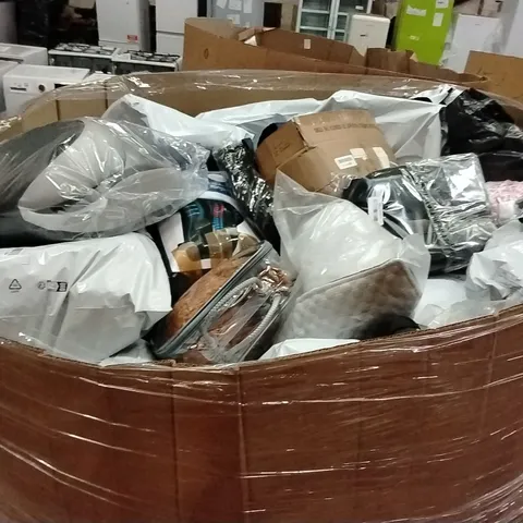 PALLET CONTAINING A LARGE QUANTITY OF PILLOWS