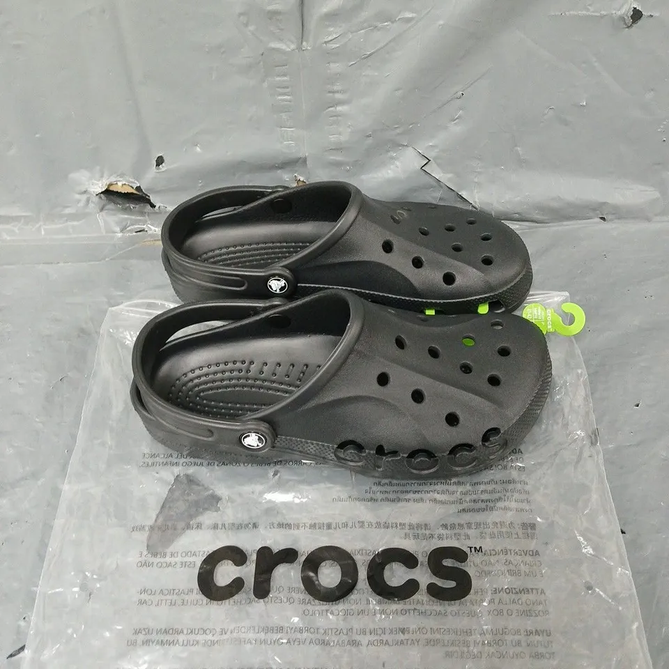 BAGGED PAIR OF CROCS BAYA BLACK UK M7/W8