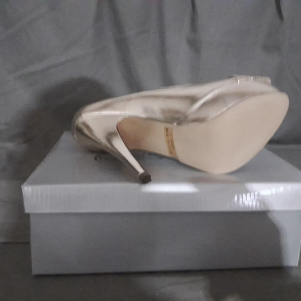 APPROXIMATELY 12 BOXED PAIR OF CASANDRA HEELED SANDALS IN GOLD VARIOUS SIZES