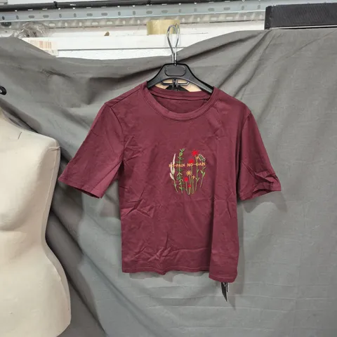 MAROON SHORT-SLEEVE T-SHIRT WITH FLORAL GRAPHIC AND NO PAIN NO GAIN SLOGAN – SIZE L