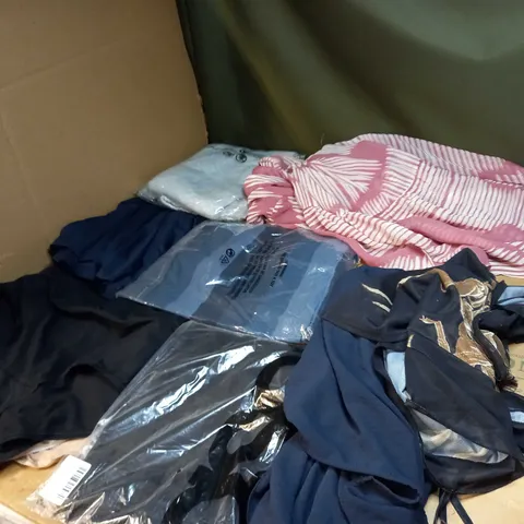 LOT OF A SIGNIFICANT QUANTITY OF ASSORTED CLOTHING AND ACCESSORIES TO INCLUDE; T-SHIRTS, JUMPERS ETC