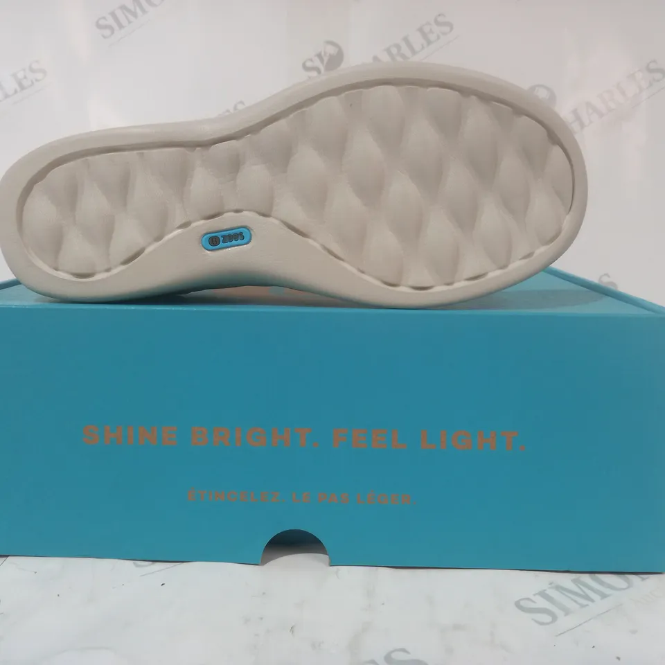 BOXED PAIR OF BZEES SHOES IN BEIGE SIZE 6