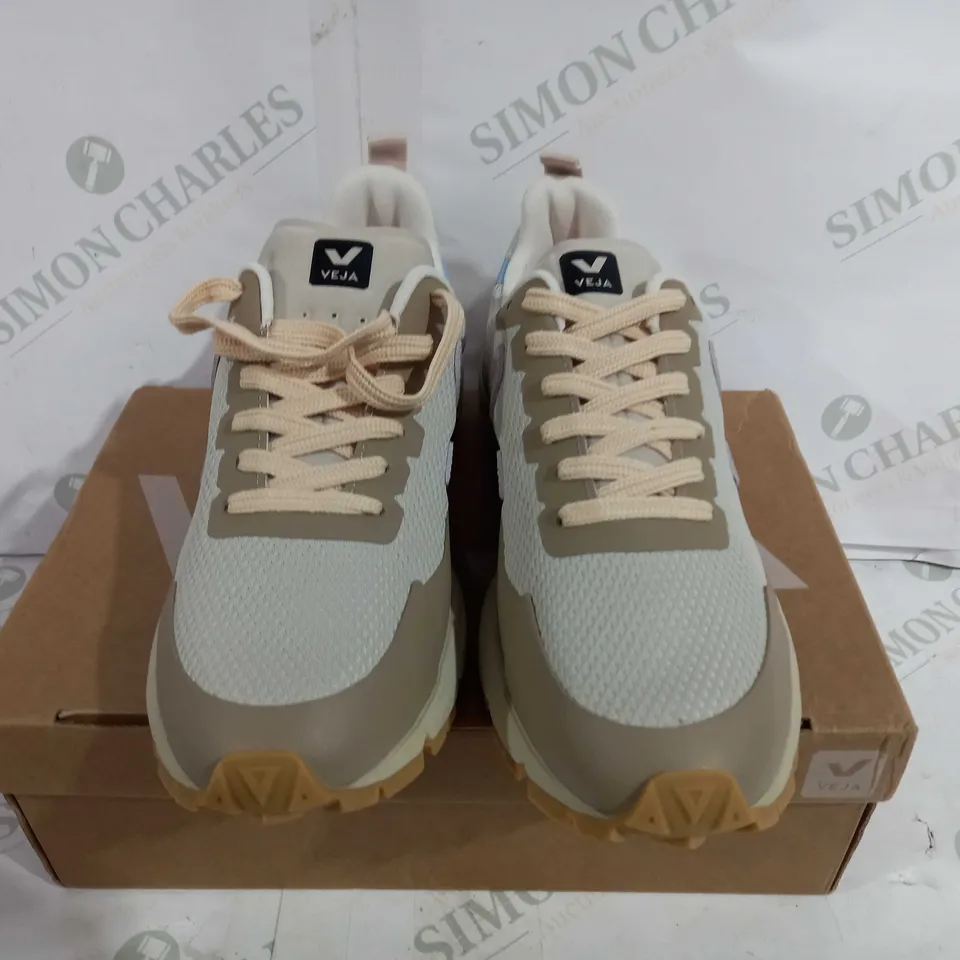 BOXED PAIR OF VEJA DEKKAN ALVEOMESH - NATURAL PARME SNEAKERS - UK 5