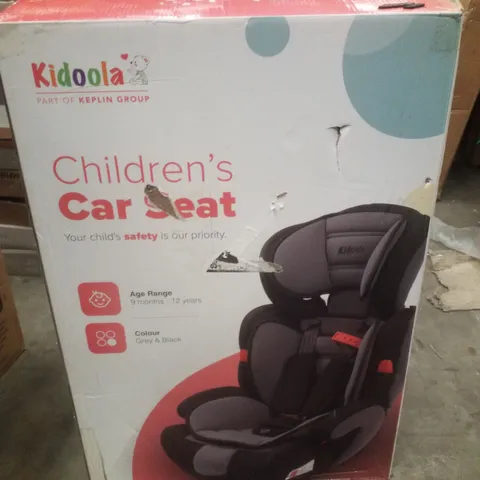 BOXED KIDOOLA CHILDRENS CAR SEAT - GREY & BLACK