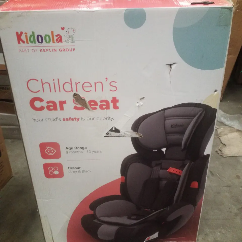 BOXED KIDOOLA CHILDRENS CAR SEAT - GREY & BLACK