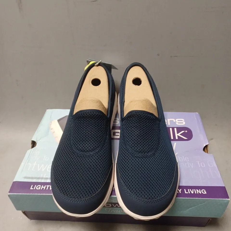 BOXED PAIR OF SKECHERS GO WALK TRAVEL SHOES - UK SIZE 7