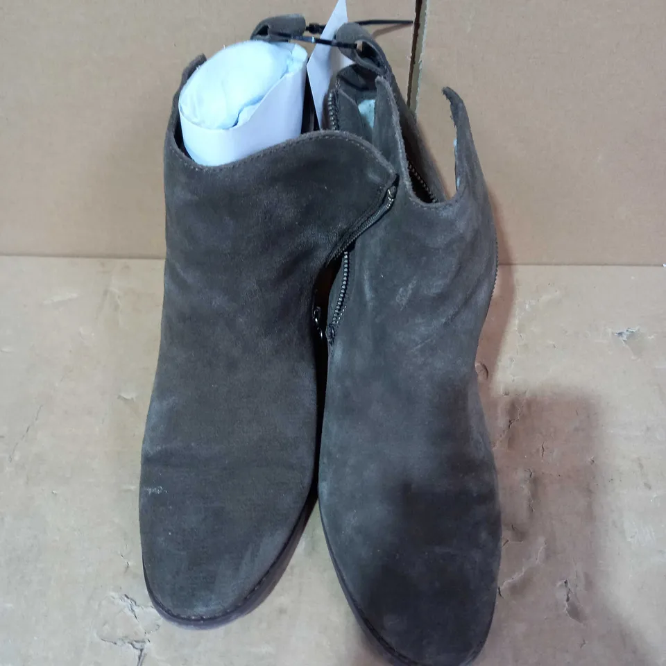 EMU AUSTRALIA WATERPROOF ANKLE BOOTS - SIZE 6