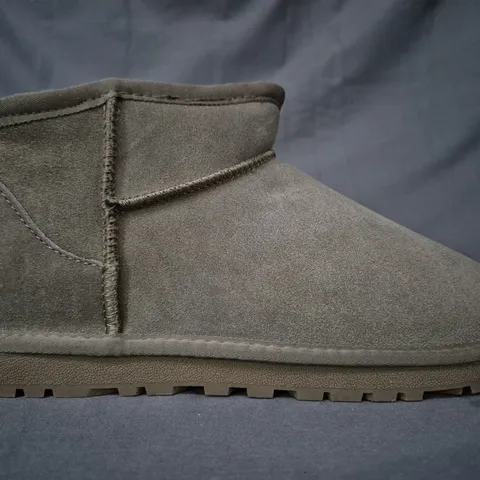 BOXED PAIR OF UGG SHOES IN GREEN UK SIZE 8