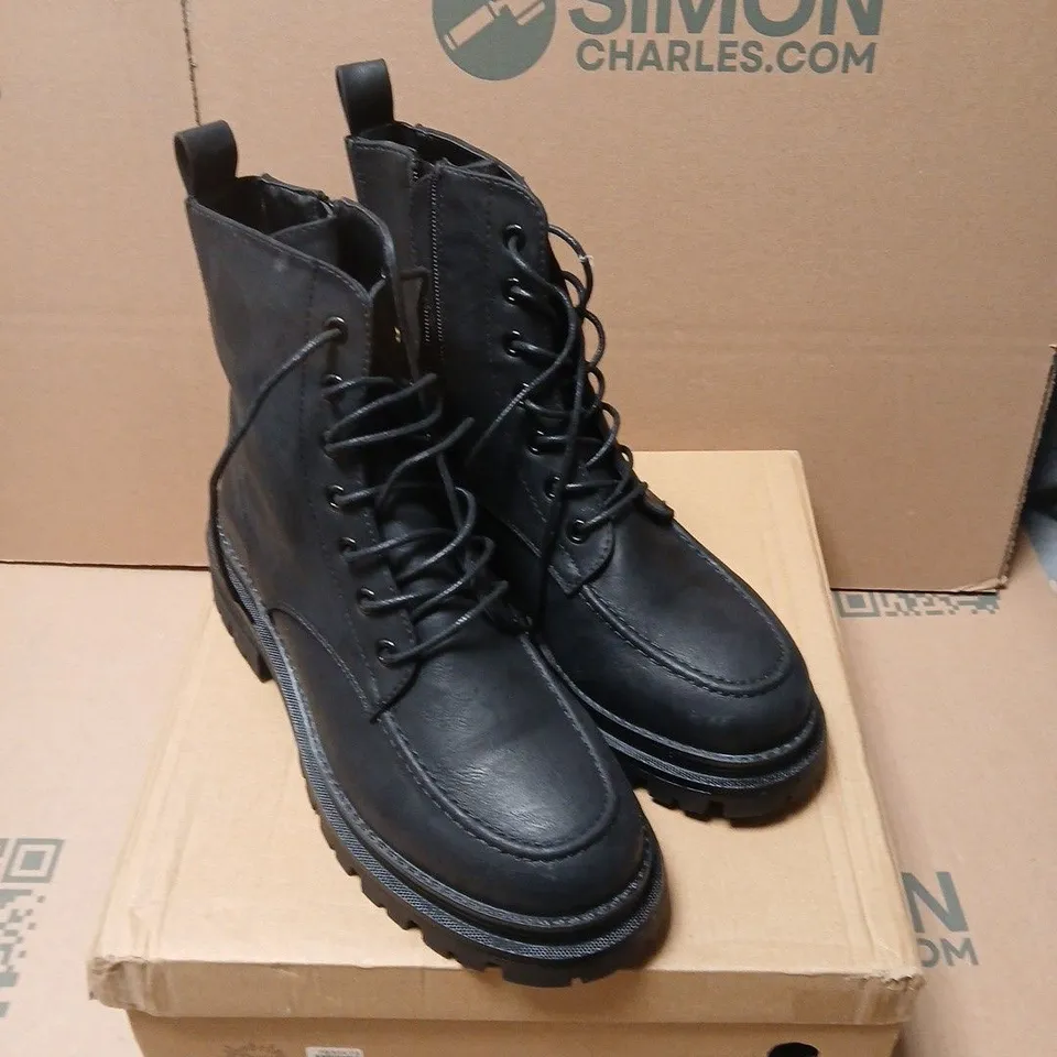 JO & JOE MONTREAL BLACK BOOTS - UK 7