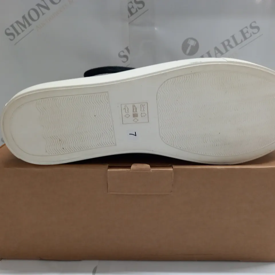 BOXED MAISON DE NIMES LEATHER ZIP SIDE TRAINER - SIZE 7