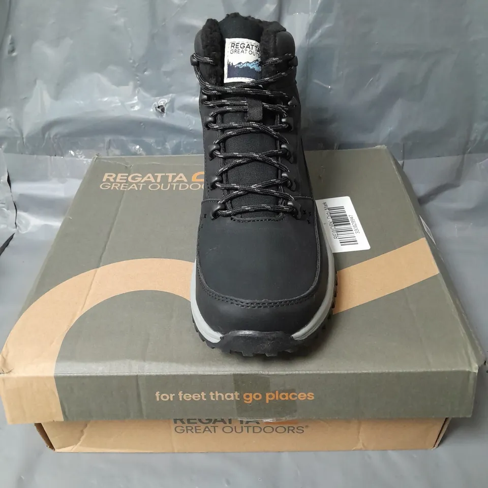 PAIR OF REGATTA WOMENS SHERBOURNE WALKING BOOTS -BLACK - 6 RRP £80