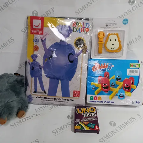 BOX OF APPROX 25 ASSORTED TOYS TO INCLUDE - SMIFFY ROALD DAHL - UNO FLIP - MATCH STICK MONKEY ECT