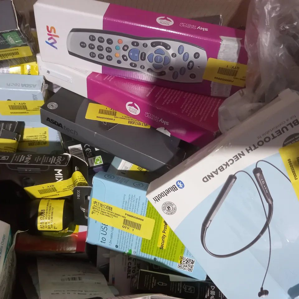 BOX OF APPROXIMATELY 15 ASSORTED ELECTRICAL ITEMS TO INCLUDE MIXX STREAMBUDS SPORTS CHARGE, JUICEJUMBO MARSHMALLOW SPEAKER, PERSONAL CD PLAYER, ETC