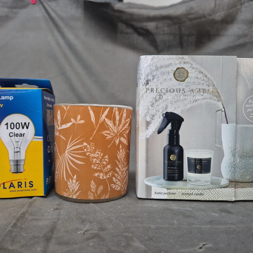 APPROXIMATELY 10 ASSORTED HOUSEHOLD ITEMS TO INCLUDE GLS LAMP, SCENTED CANDLE, ETC