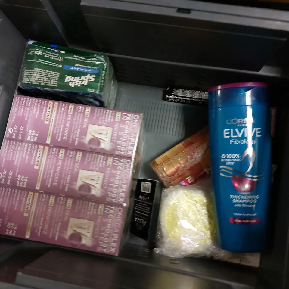 BOX OF APPROX 10 ITEMS TO INCLUDE CHRISTOPHE ROBIN SHAMPOO FOR MEN, AESOP HAND WASH, JOULES FOOTWEAR CARE KIT