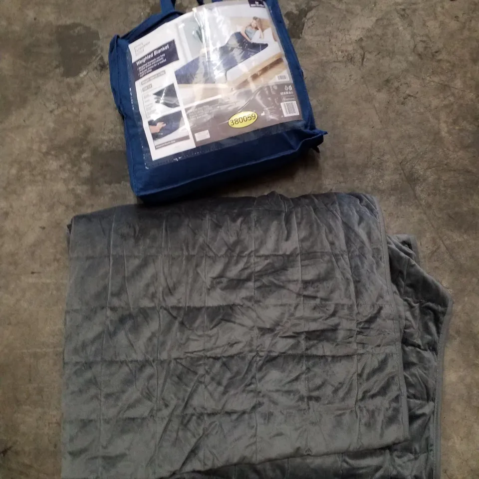 PALLET CONTAINING ASSORTED WEIGHTED BLANKETS
