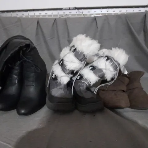 APPROXIMATELY 10 PAIRS OF ASSORTED WOMEN SHOES IN VARIOUS STYLES AND SIZES