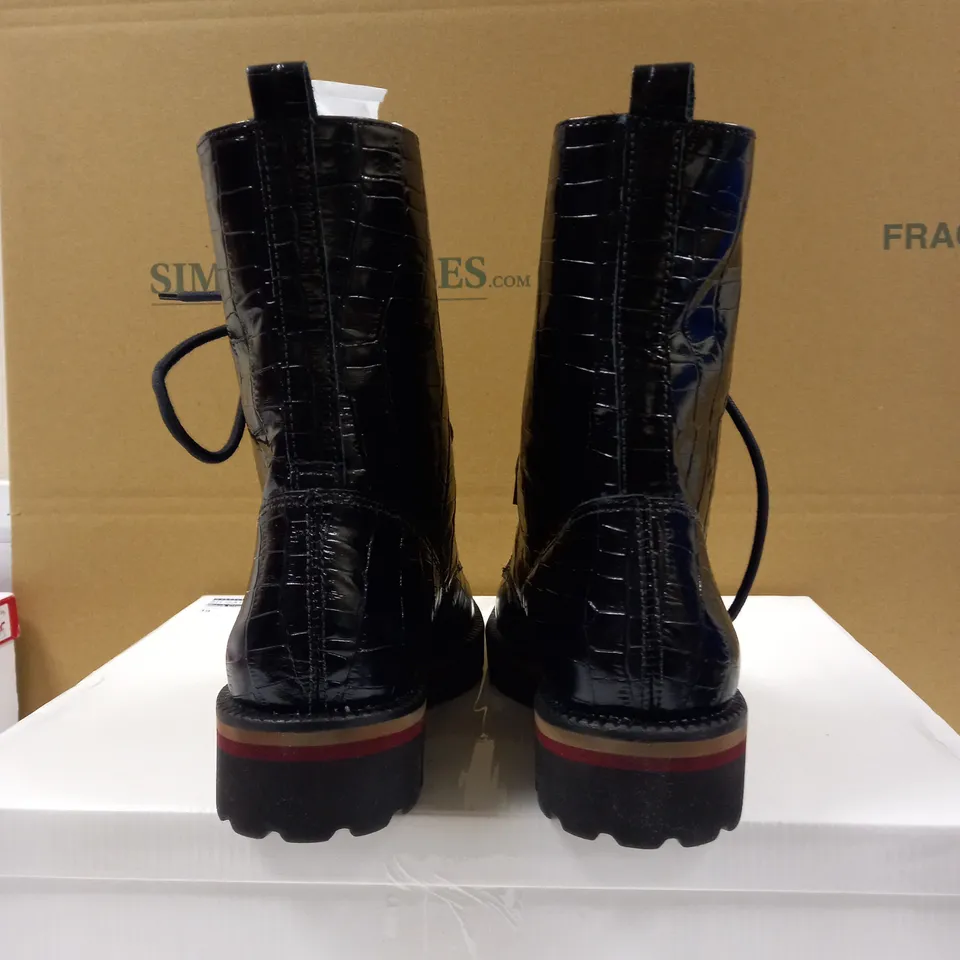 SHOON LEATHER CROC BOOT SIZE  6