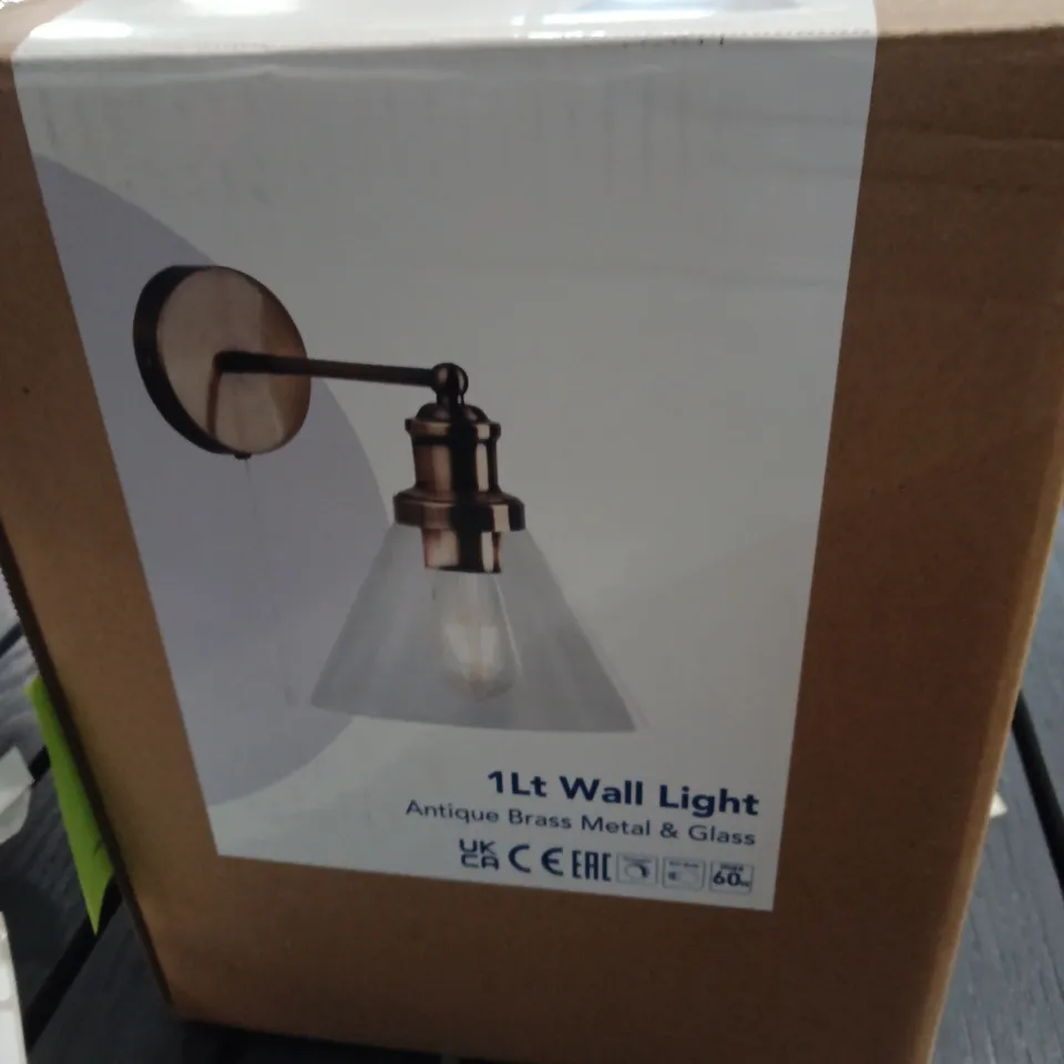 1LT WALL LIGHT – ANTIQUE BRASS METAL & GLASS (BOXED)
