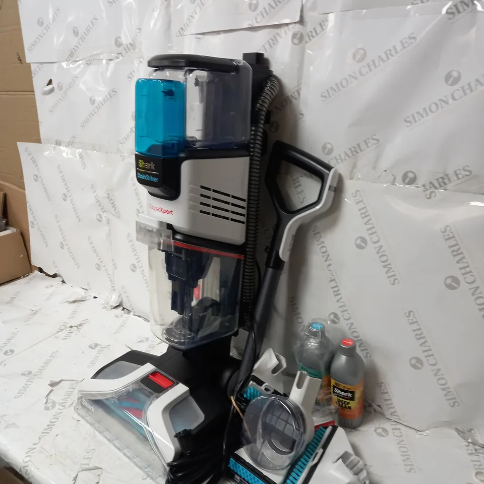 BOXED SHARK CARPET XPERT DEEP CARPET CLEANER & BUILT IN STAIN STRIKER EX200UK