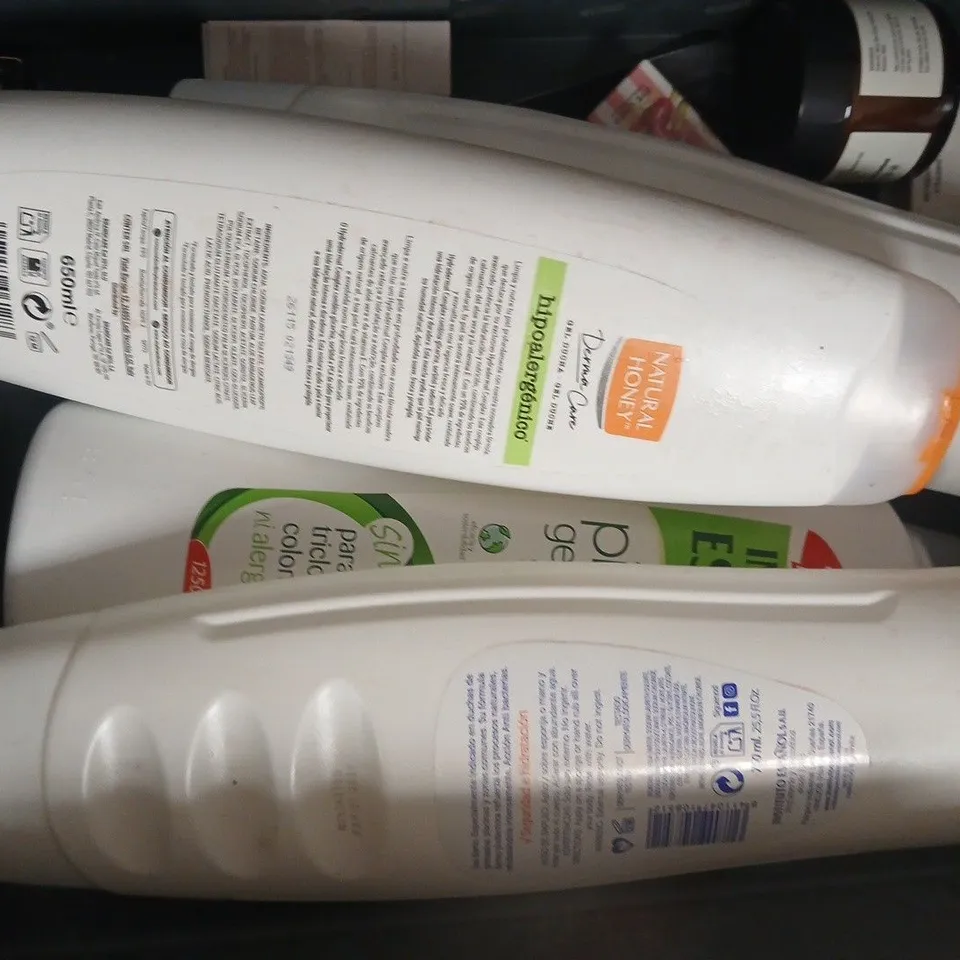 APPROXIMATELY 12 ASSORTED COSMETIC ITEMS INCLUDING VARIOUS MAKES AND BRANDS - COLLECTION ONLY