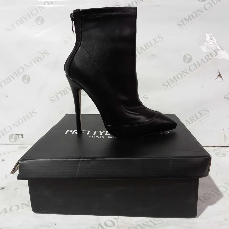 BOXED PAIR OF PRETTY LITTLE THING HEELED ANKLE BOOTS IN BLCAK UK SIZE 5