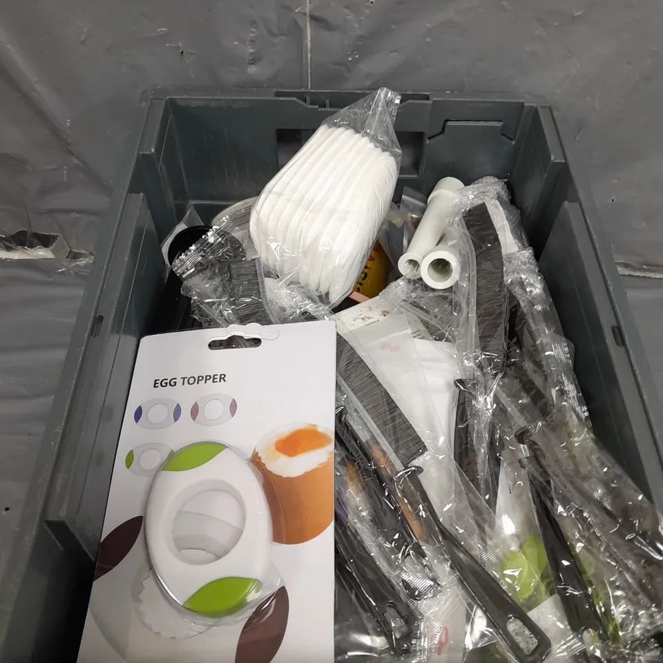 APROXIMATELY 15 ASSORTED HOUSEHOLD ITEMS TO INCLUDE LAMPS , MARKERS , AIR UP KOLA CAPSULE , ETC  