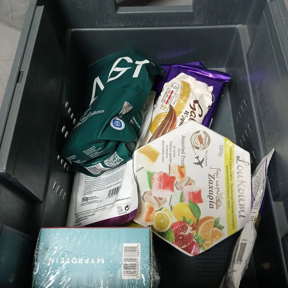 APPROXIMATELY 10 ASSORTED SNACKS & DRINKS INCLUDING  CADBURY CALL ROSIE, FINI TORNADOES 