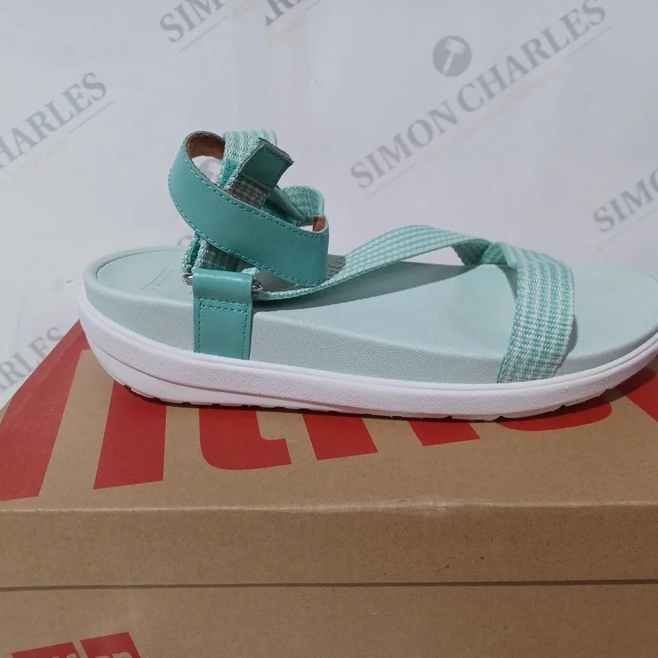 BOXED FITFLOP WALKSTAR TOE POST SANDALS IN SEA FOAM GREEN  - SIZE 7