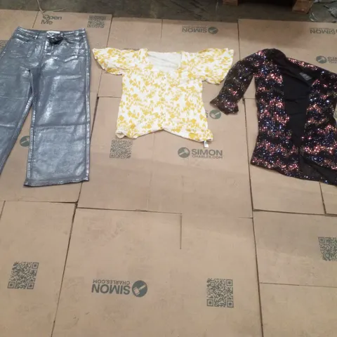 PALLET OF APPROXIMATELY 150 BRAND NEW WOMENS QUALITY DESIGNER CLOTHES. INCLUDES; JD WILLIAM'S METALLIC JEAN'S, JD WILLIAM'S SEQUIN TOP, JD WILLIAM'S YELLOW AND BEIGE TOP