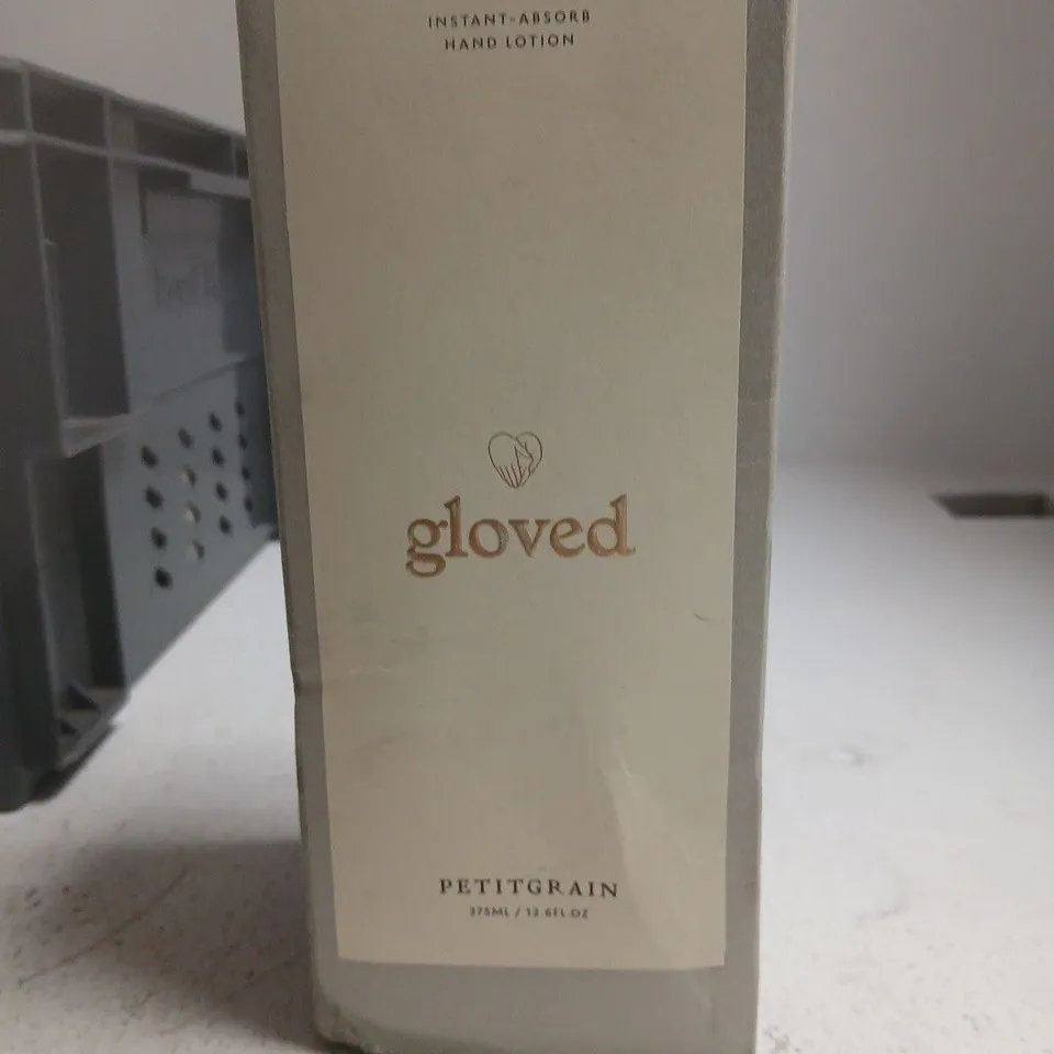 TOTE OF APPROXIMATELY 15 ASSORTED HEALTH AND BEAUTY ITEMS TO INCLUDE: GLOVED PETITGRAIN HAND LOTION 