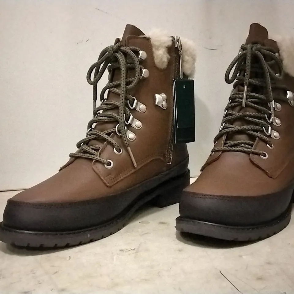 BOXED UNISEX EMU AUSTRALIA OKAB BOOTS , SIZE 5 , 4 PAIRS 