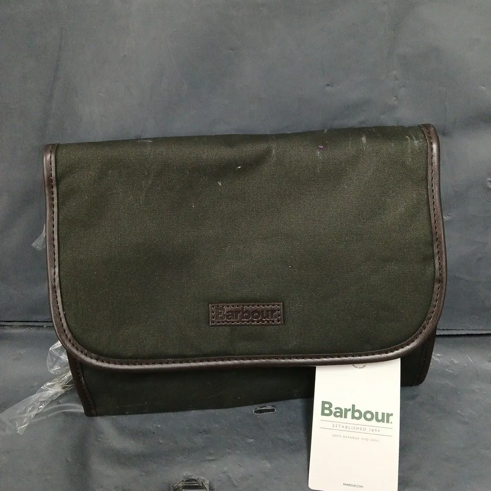 BARBOUR WAX HANGING WASHBAG 