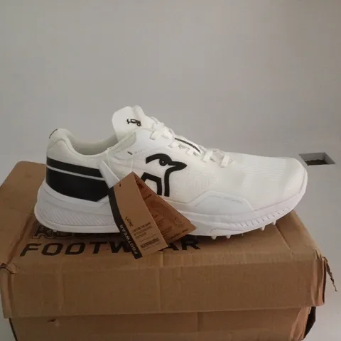KOOKABURRA WHITE CRICKET TRAINER SPIKED UK 10.5 BOXED