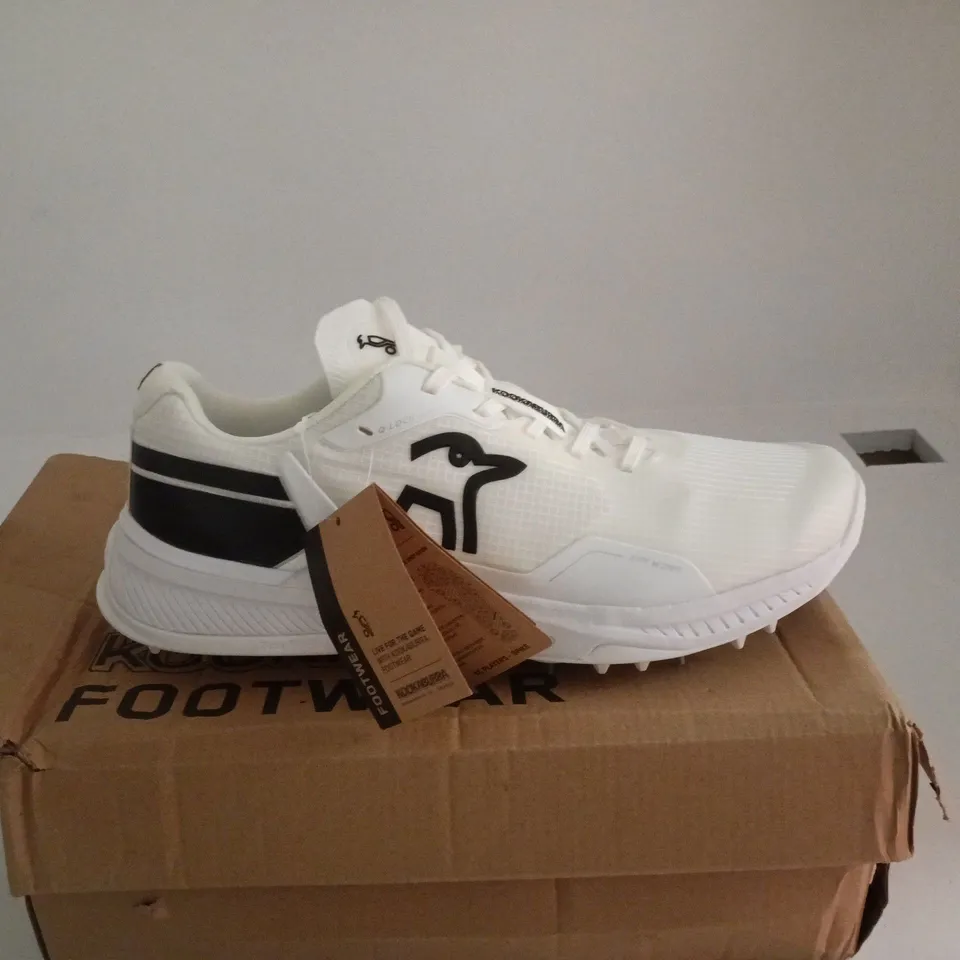 KOOKABURRA WHITE CRICKET TRAINER SPIKED UK 10.5 BOXED