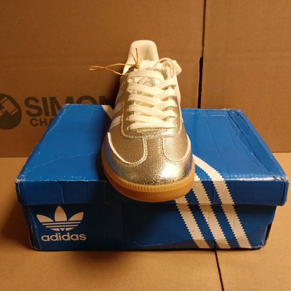 BOXED PAIR OF ADIDAS SAMBA OG TRAINERS IN METALLIC SILVER SIZE UK 5