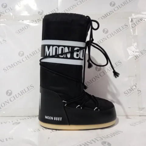 PAIR OF TECNICA MOON BOOTS IN BLACK UK SIZE 6/7.5