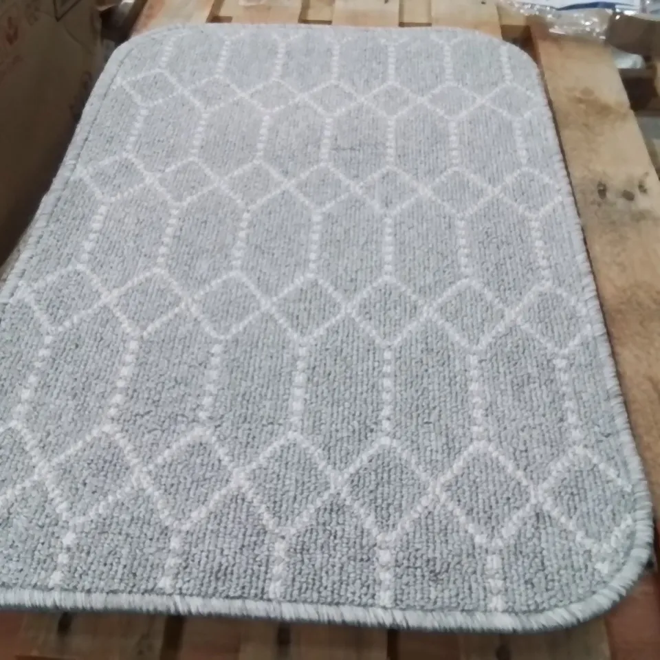 QUALITY DESIGNER AREA RUG - APPROXIMATELY 75X50CM