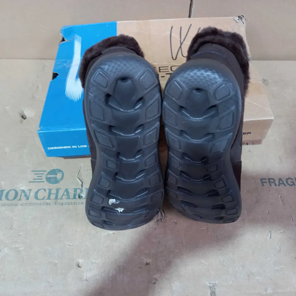 BOXED PAIR OF SKECHERS - SIZE 4.5